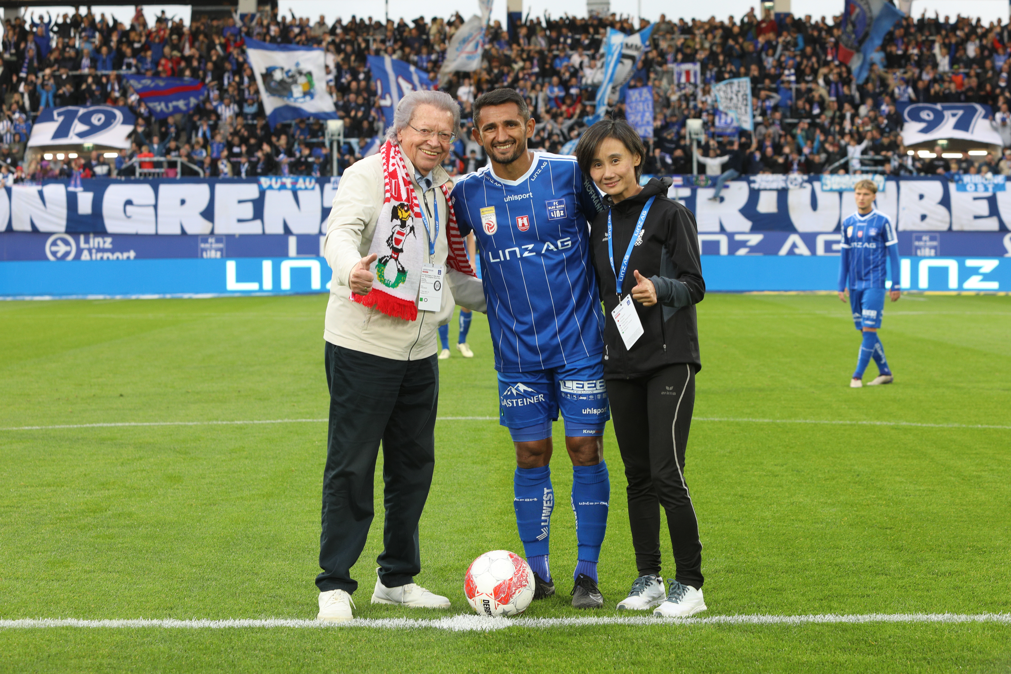 Ehrenanstoß beim Team der Stunde